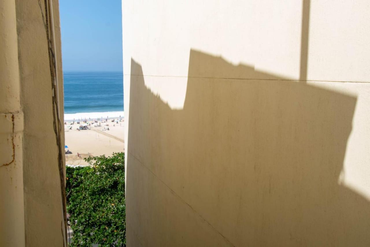 Quartos Privativos Em Frente A De Copacabana, Pensión *
