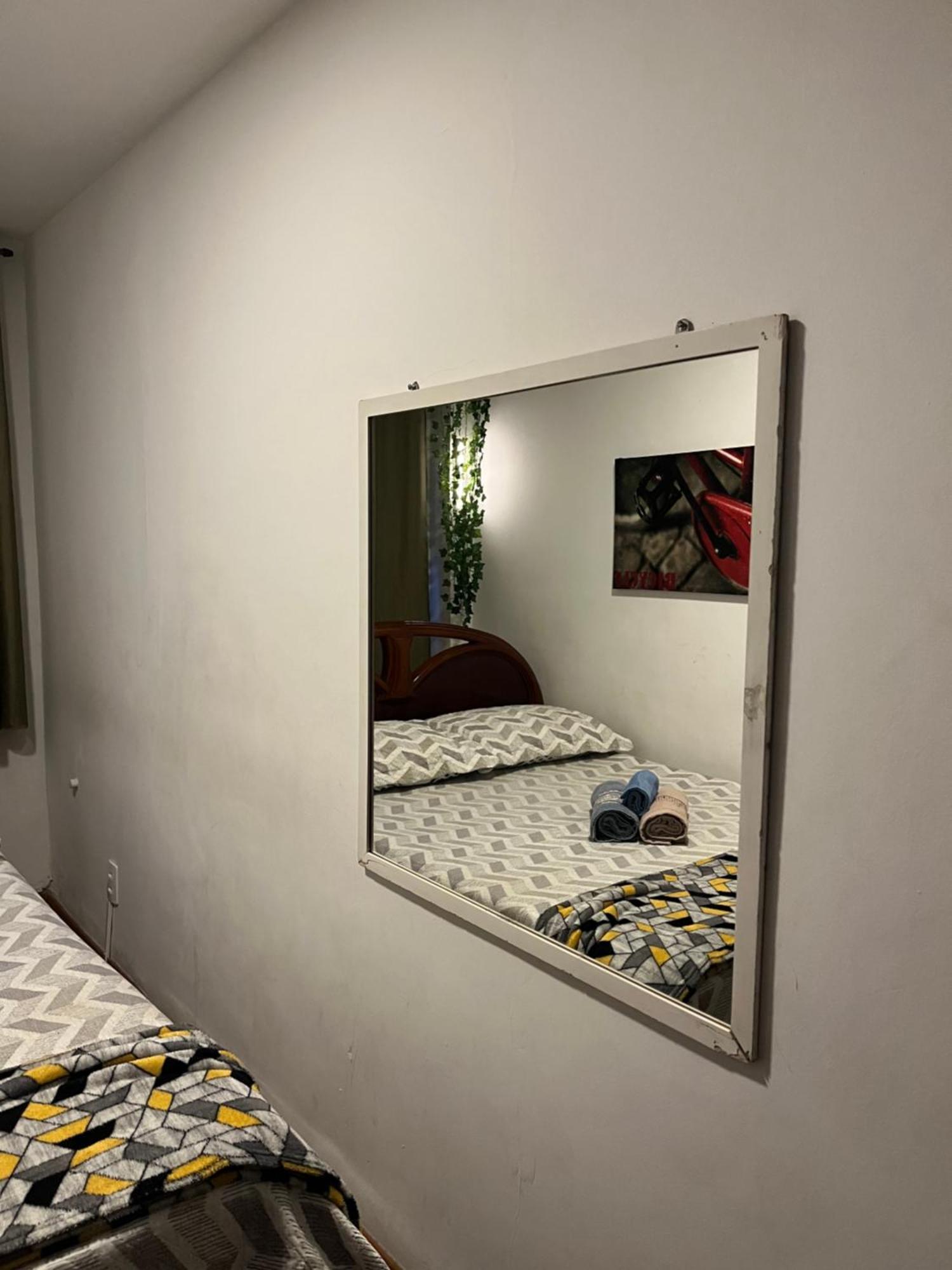 Quartos Privativos Em Frente A De Copacabana, Pensión *
