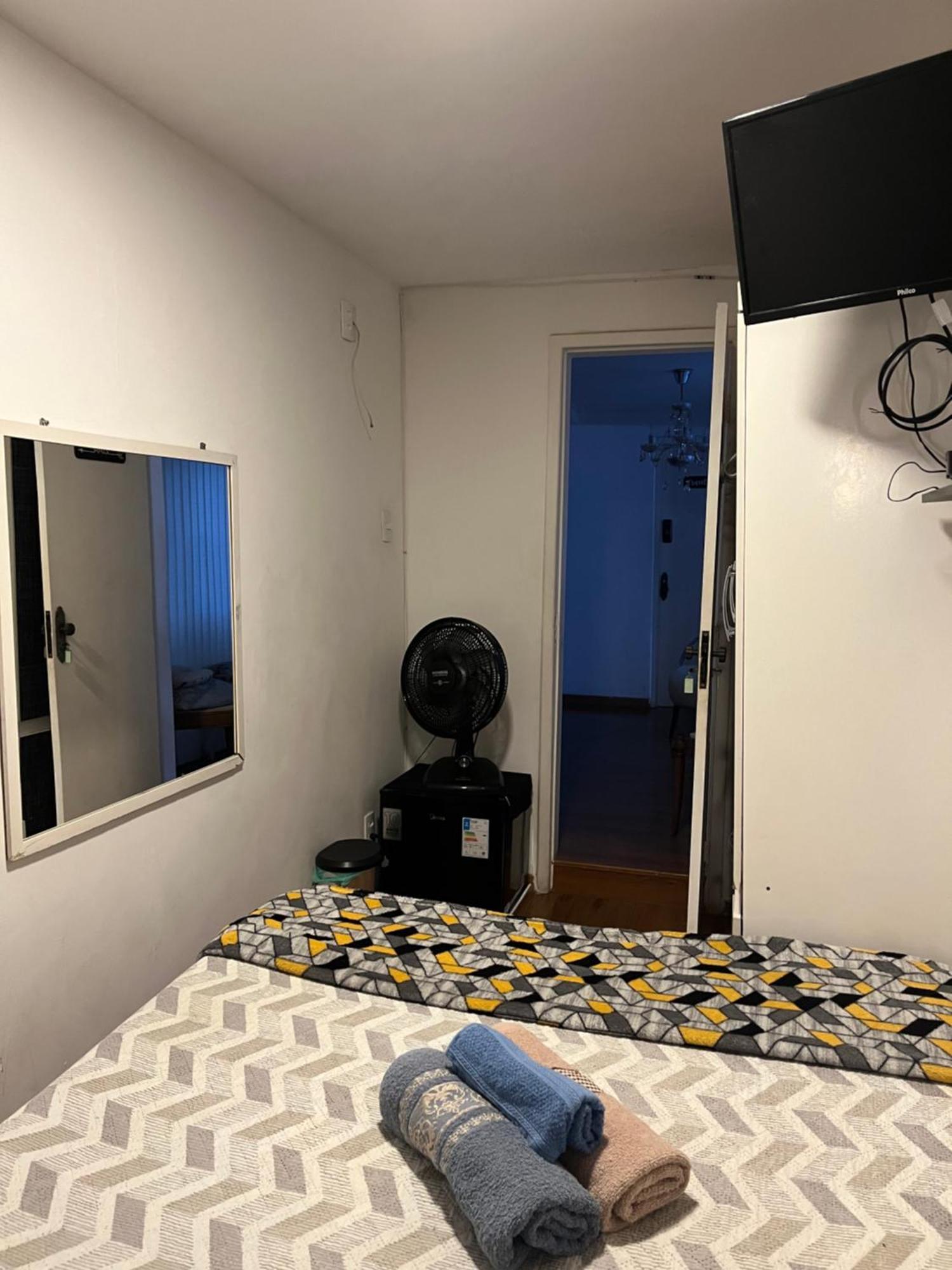 Quartos Privativos Em Frente A De Copacabana, Pensión